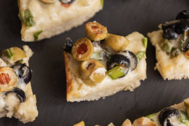 Peynirli ve zeytinli ekmek aperatifi Bayram Atıştırması