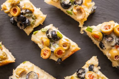 Peynirli ve zeytinli ekmek aperatifi Bayram Atıştırması