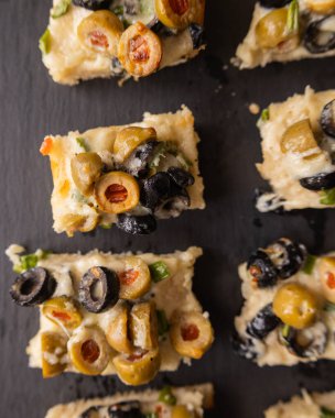 Peynirli ve zeytinli ekmek aperatifi Bayram Atıştırması