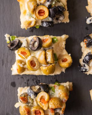 Peynirli ve zeytinli ekmek aperatifi Bayram Atıştırması