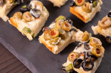 Peynirli ve zeytinli ekmek aperatifi Bayram Atıştırması