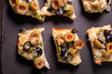 Peynirli ve zeytinli ekmek aperatifi Bayram Atıştırması