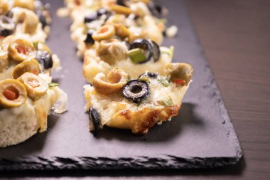 Peynirli ve zeytinli ekmek aperatifi Bayram Atıştırması