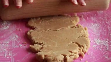 Yuvarlanma ve kesme Klasik Zencefilli Kurabiye Kurabiye Tatil Pastası Hazırlama