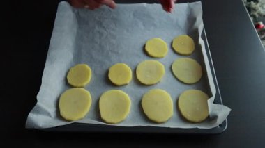Patates Dilimleri Tablada Çemberler halinde Parşömen Kağıtları Hazırlama