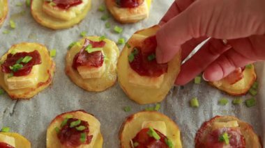 Peynirli patates, kızılcık reçeli ve pastırma partisi aperatifi.