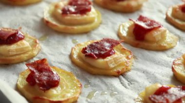 Peynirli patates, kızılcık reçeli ve pastırma partisi aperatifi.