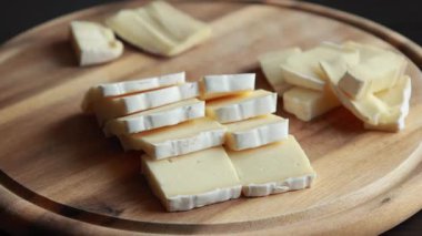 Tahta Kesme Kurulunda Brie Peyniri Dilimleyen Kadın Aperatif Hazırlama