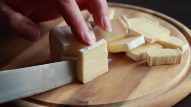 Tahta Kesme Kurulunda Brie Peyniri Dilimleyen Kadın Aperatif Hazırlama