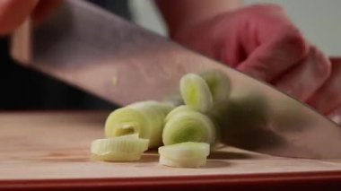 Tahta Kesme Tahtasında Taze Pırasa Kesen Kadın Sağlıklı Yemek Hazırlama