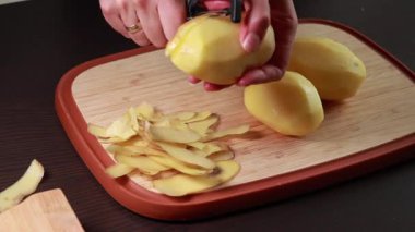 Sebzeli Taze Patates Soyan Kadın Ahşap Kesme Kurulu Hazırlama Kurulunda