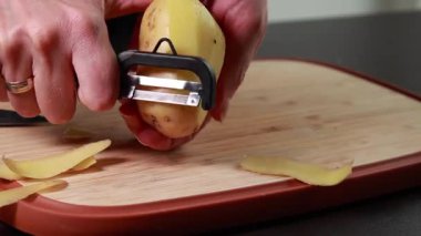 Sebzeli Taze Patates Soyan Kadın Ahşap Kesme Kurulu Hazırlama Kurulunda