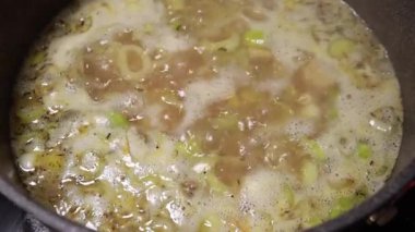 Patates ve pırasa çorbası demlikte kaynıyor.