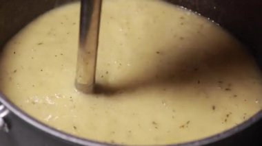 Patates ve pırasa çorbasını kremalı dokuya karıştırmak Sağlıklı Ot Yemeği