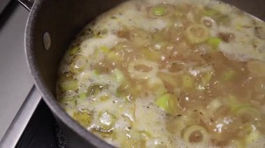 Patates ve pırasa çorbası demlikte kaynıyor.