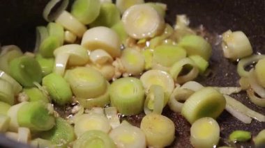 Dilimlenmiş Pırasayı Tereyağında Kızartma Pişirme Hazırlığı