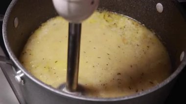 Patates ve pırasa çorbasını kremalı dokuya karıştırmak Sağlıklı Ot Yemeği