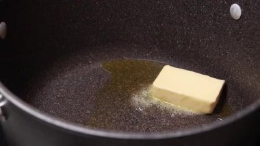 Eriyen küp tereyağlı çömlek ve ahşap kaşık pişirme hazırlığı