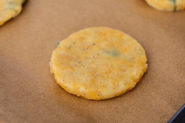 Çiğ Çedar Tuzlu Kurabiyeleri ve Pişirilmemiş Hamur Pişirmeye Hazır