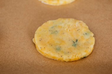 Çiğ Çedar Tuzlu Kurabiyeleri ve Pişirilmemiş Hamur Pişirmeye Hazır