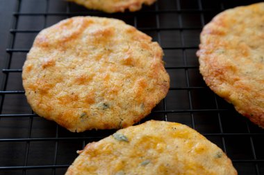 Çıtır Cheddar Tuzlu Kurabiyeler Altın Ev Yapımı Peynirli Atıştırmalık