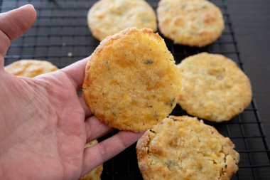 Çıtır Cheddar Tuzlu Kurabiyeler Altın Ev Yapımı Peynirli Atıştırmalık