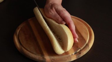 Tahta Kesme Tahtasındaki Mini Bagetler Kesiliyor