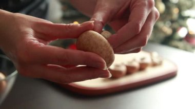 Kadın Mantar Kökleri Pişirmek İçin Taze Mantar Hazırlıyor