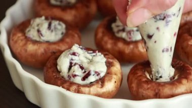 Çiğ mantarları Mavi Krem Peynir ve Kurutulmuş Kızılcık Karışımı Tatil Aperatifi ile doldurmak