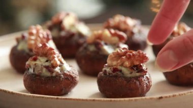 Mavi Peynirli ve Kurutulmuş Yabanmersini Tatil Aperatifli Şenlikli Mantarlar