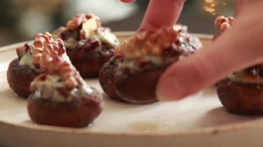 Mavi Peynirli ve Kurutulmuş Yabanmersini Tatil Aperatifli Şenlikli Mantarlar