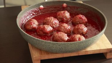 Pan Şükran Günü 'nde kızılcık soslu fırında hindi köftesi.