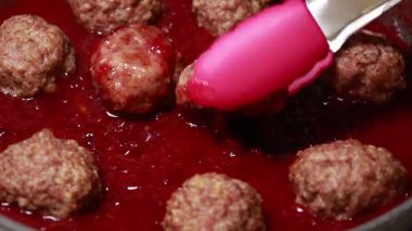 Pan Şükran Günü 'nde kızılcık soslu fırında hindi köftesi.