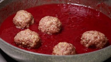 Pan Şükran Günü 'nde kızılcık soslu fırında hindi köftesi.