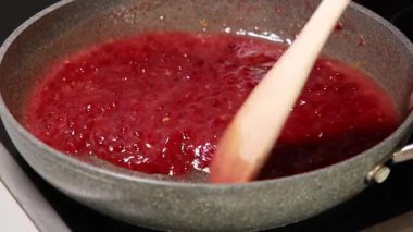 Pan Şükran Günü 'nde kızılcık sosu hazırlıyorum.