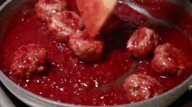 Pan Şükran Günü 'nde kızılcık soslu fırında hindi köftesi.