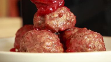 Şükran Günü yemeğinde kızılcık soslu hindi köftesi servis ediyorum.