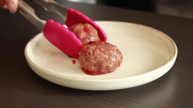 Şükran Günü yemeğinde kızılcık soslu hindi köftesi servis ediyorum.