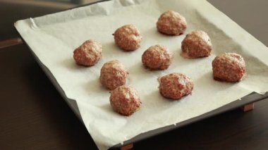 Türkiye Köfteleri, Parşömen Kağıdı Ev Pişirme Süreci ile Fırın Tepsisinde Pişiyor