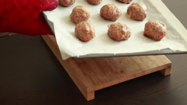 Türkiye Köfteleri, Parşömen Kağıdı Ev Pişirme Süreci ile Fırın Tepsisinde Pişiyor