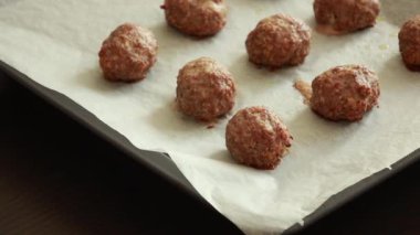 Türkiye Köfteleri, Parşömen Kağıdı Ev Pişirme Süreci ile Fırın Tepsisinde Pişiyor