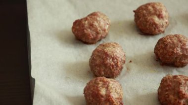 Türkiye Köfteleri, Parşömen Kağıdı Ev Pişirme Süreci ile Fırın Tepsisinde Pişiyor