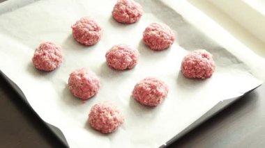 Fırın için hazır parşömen kağıdıyla Ham Hindi Köfteleri