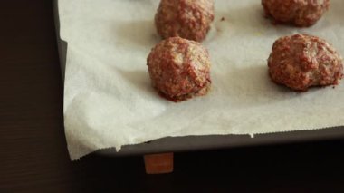 Türkiye Köfteleri, Parşömen Kağıdı Ev Pişirme Süreci ile Fırın Tepsisinde Pişiyor