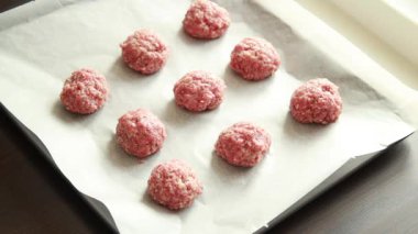 Fırın için hazır parşömen kağıdıyla Ham Hindi Köfteleri