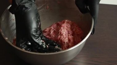 Kadın Elleri Çiğ Hindi Köftesi Şeklinde Ev Yemeği Yakın Çekim