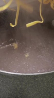 Tuzlu suda pişmiş taze tagliatelle makarnası yakın plan.