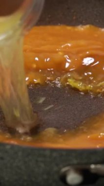 Tavada kaynayan kremalı balkabaklı makarna sosu.