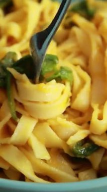 Ispanak Sade Vejetaryen Sonbahar Yemeğiyle Kremalı Balkabağı Makarnası