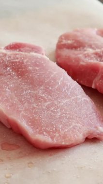 Baharatlı Çiğ Domuz Pirzolası Et Hazırlamaya Hazır